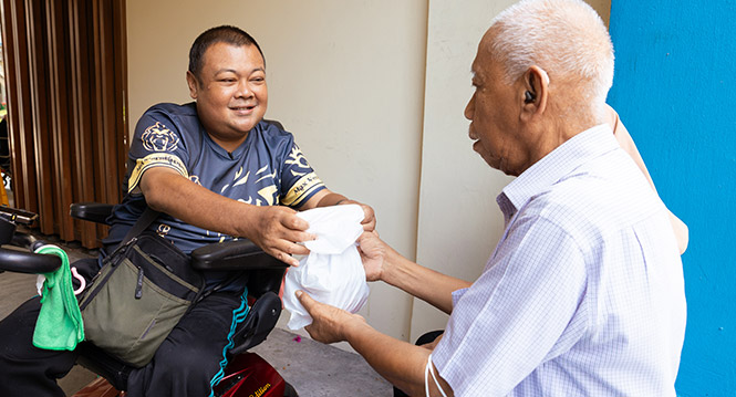 Personal adversity sparks community altruism